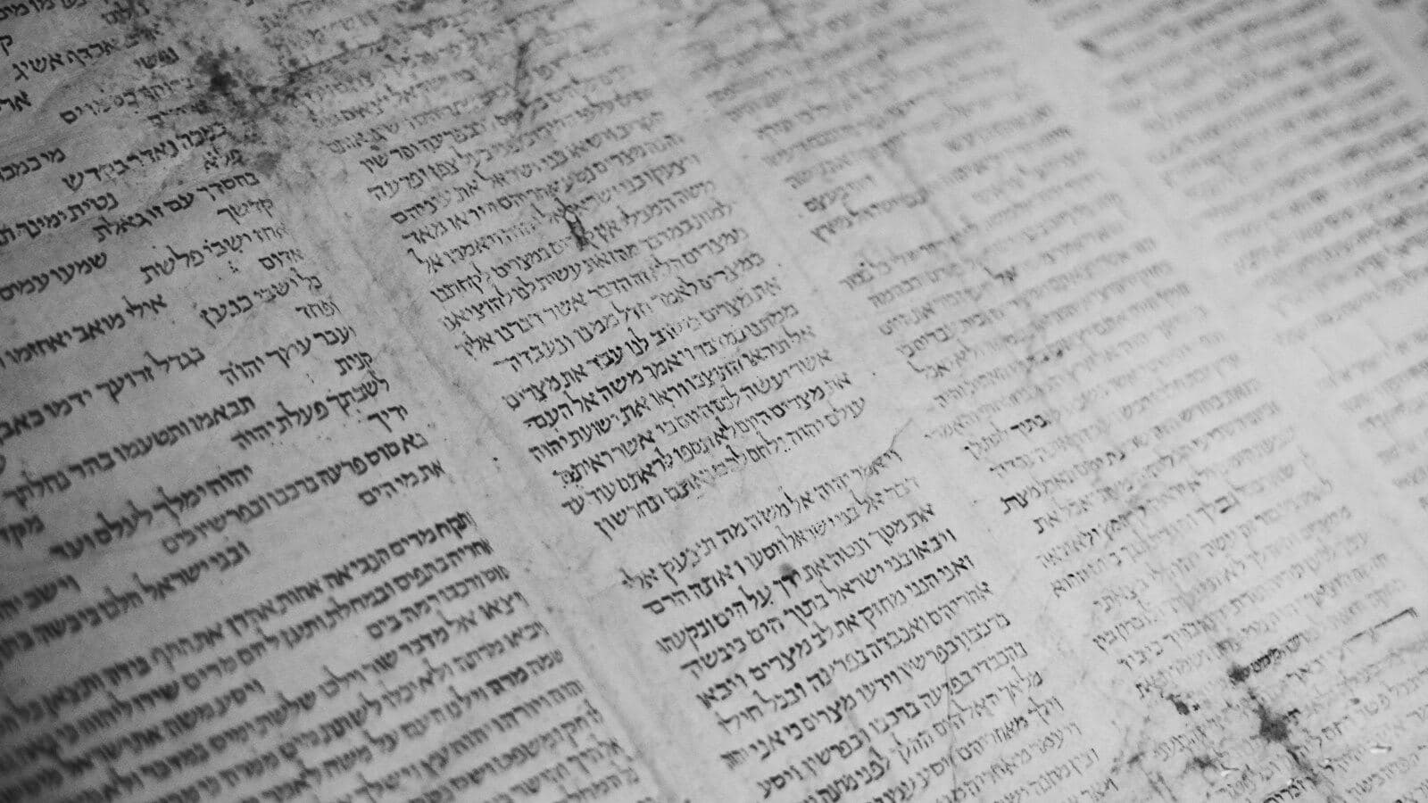 Texto hebreo antiguo sobre pergamino