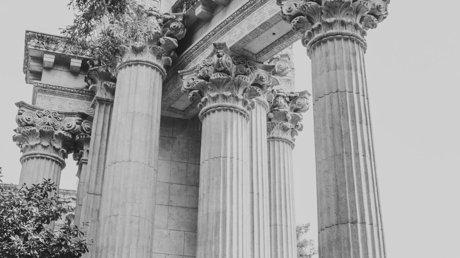 Columnas corintias de estilo clásico