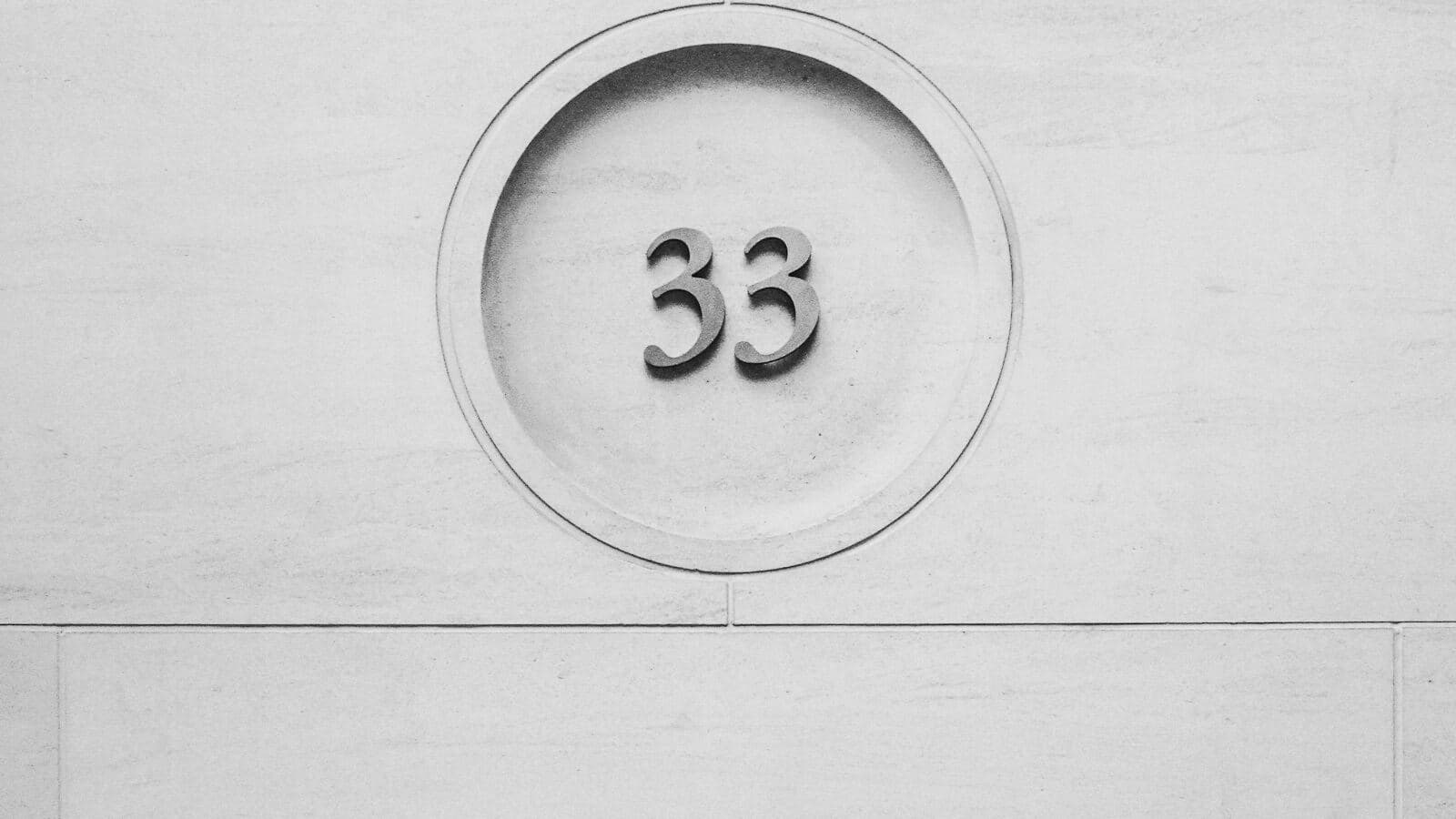El número 33 en relieve dentro de un círculo
