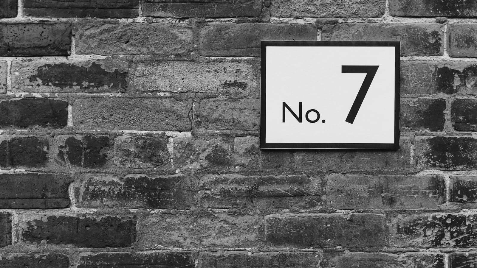 Un cartel "No. 7" sobre una pared de ladrillo